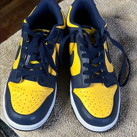 Nike Kids Shoes Yellow and Navy - Picture 13 of 13